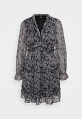 Schwarz-weißes Paisley-Musterkleid mit V-Ausschnitt, langen durchsichtigen Ärmeln, gerafften Stufen und tailliertem Bund. Aus leichtem Stoff gefertigt.