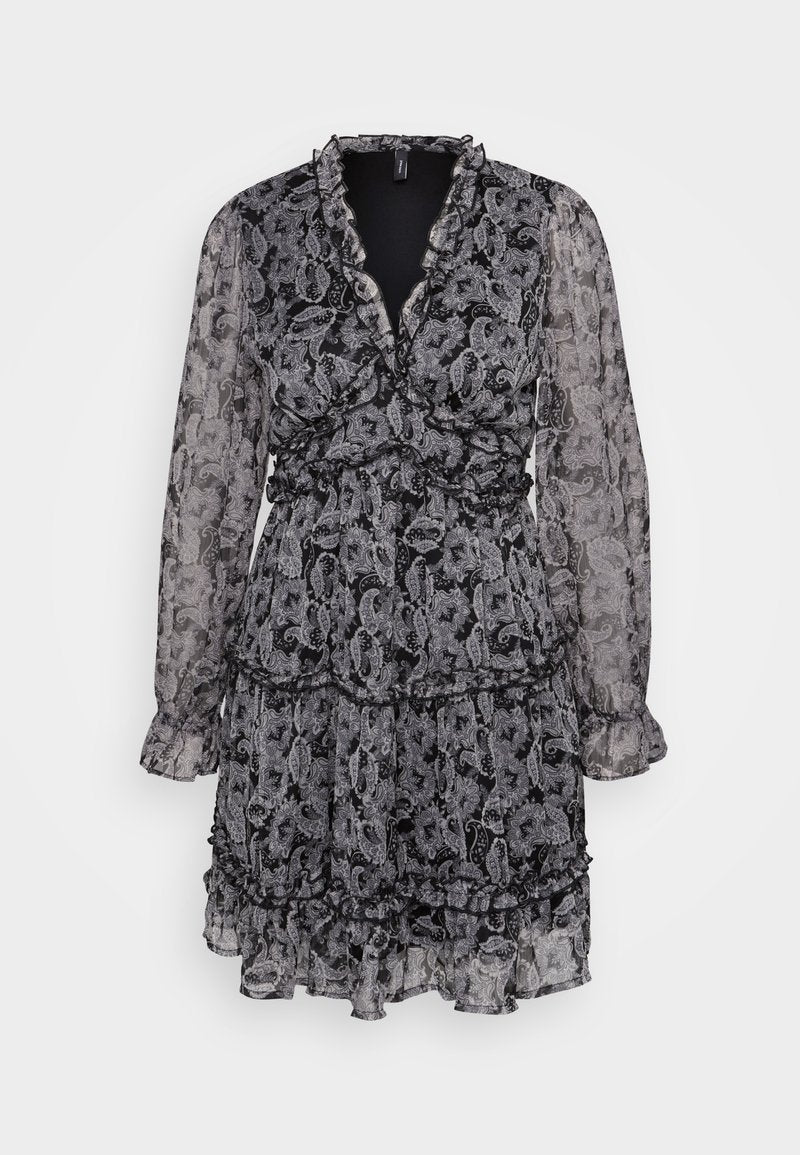 Schwarz-weißes Paisley-Musterkleid mit V-Ausschnitt, langen durchsichtigen Ärmeln, gerafften Stufen und tailliertem Bund. Aus leichtem Stoff gefertigt.