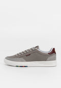 Graue Sneaker mit einem glatten Obermaterial aus Stoff und Wildlederakzenten. Sie verfügen über eine weiße Sohle, eine kastanienbraune Ferse und farbenfrohe Details am Rand der Sohle.