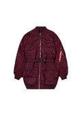 Bordeauxfarbene Bomberjacke mit einem Frontreißverschluss, elastischen Bündchen, verstellbarem Gürtel und seitlichen Taschen. Glattes, glänzendes Material mit einer Utility-Tasche.