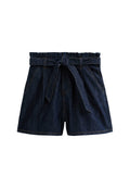 Dunkelblaue Jeansshorts mit einem Paperbag-Taillenbund, versehen mit einem Bindegürtel, gefältelter Vorderseite und zwei seitlichen Taschen. Weicher Stoff und lässiges Design.