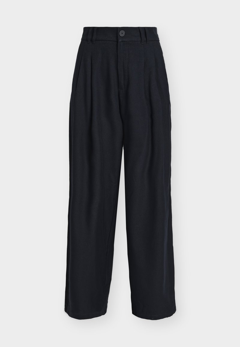 Schwarze, weit geschnittene Hose mit Falten, flacher Vorderseite, Bund mit Knopfverschluss und weicher Stoffstruktur.