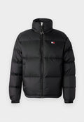 Schwarze Pufferjacke mit hohem Kragen, vorderem Reißverschluss und horizontalen Steppnähten. Verfügt über ein kleines Logo auf der Brust.