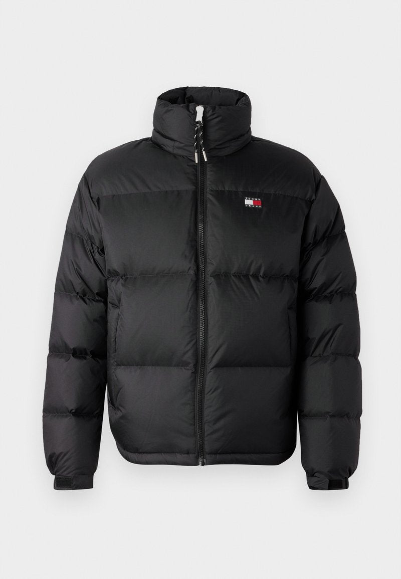 Schwarze Pufferjacke mit hohem Kragen, vorderem Reißverschluss und horizontalen Steppnähten. Verfügt über ein kleines Logo auf der Brust.