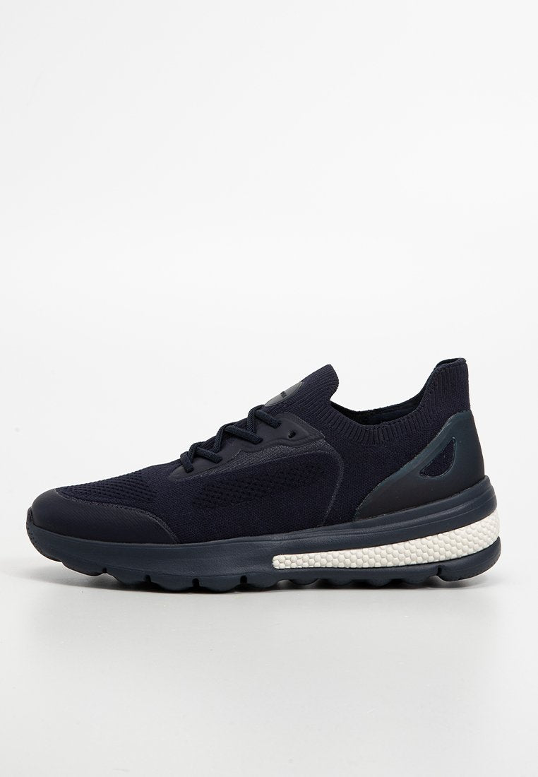 Marineblaues Sneaker mit einem gestrickten Obermaterial, texturierten Akzenten, Gummisohle und einem gewebten Detail in der Zwischensohle in Weiß. Verfügt über eine Schnürung und Polsterung am Kragen.