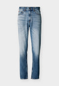 Blaue verwaschene Jeans mit geradem Bein, fünf Taschen, Knopfverschluss und Gürtelschlaufen, flach auf weißem Hintergrund ausgelegt.