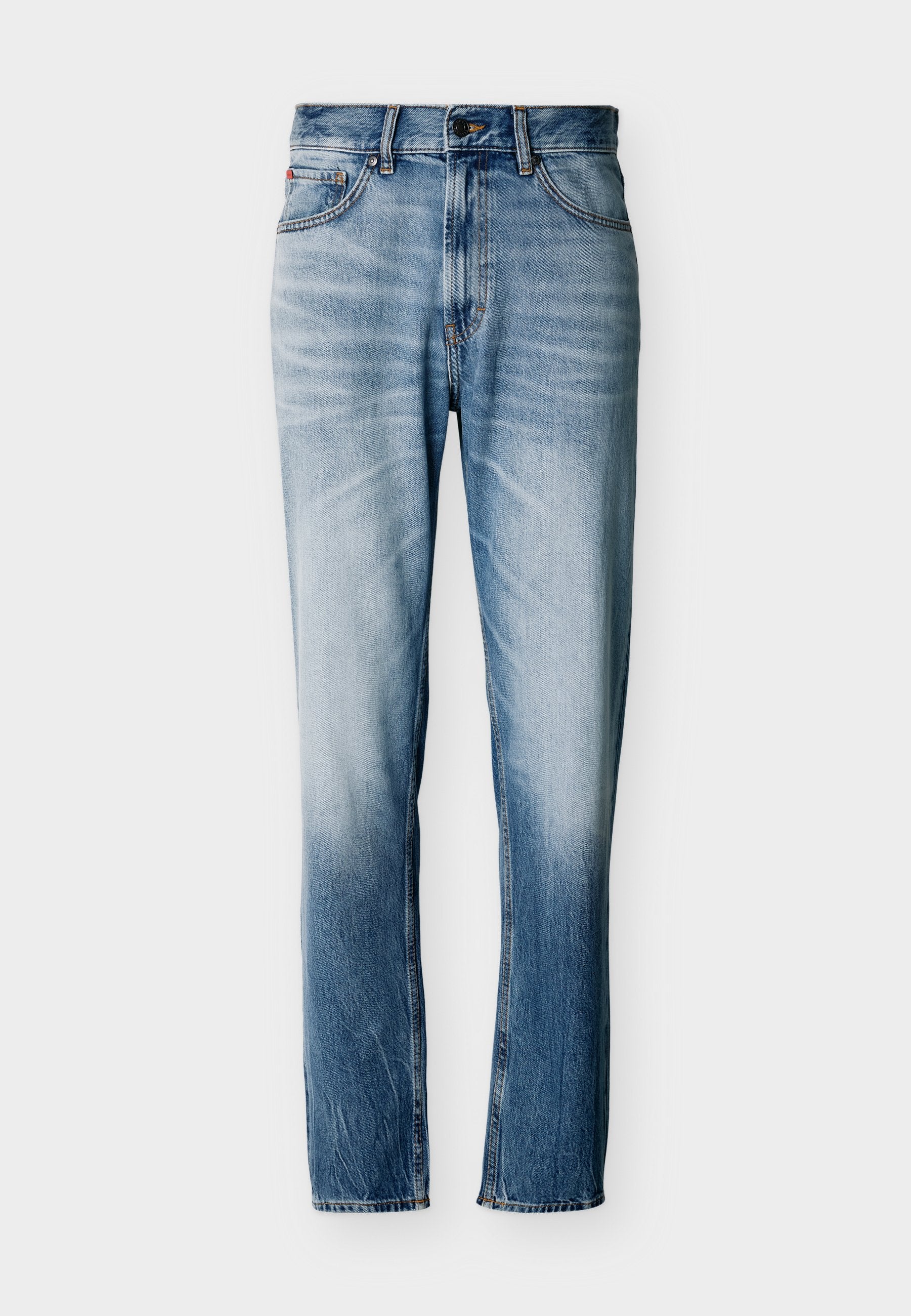 Blaue verwaschene Jeans mit geradem Bein, fünf Taschen, Knopfverschluss und Gürtelschlaufen, flach auf weißem Hintergrund ausgelegt.