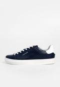 Schwarze Leder-Sneaker mit niedrigem Schnitt, weißer Sohle, weißen Schnürsenkeln, weißem Akzent an der Ferse und "AIGNER"-Logo an der Seite.