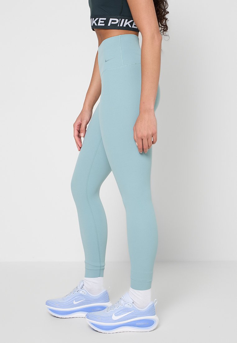 Nike Performance ZENVY