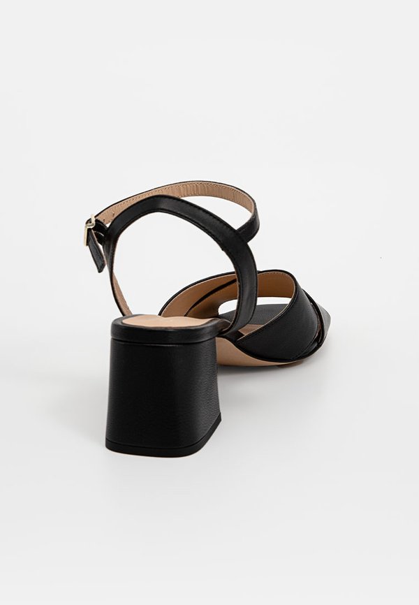AIGNER COURTNEY
