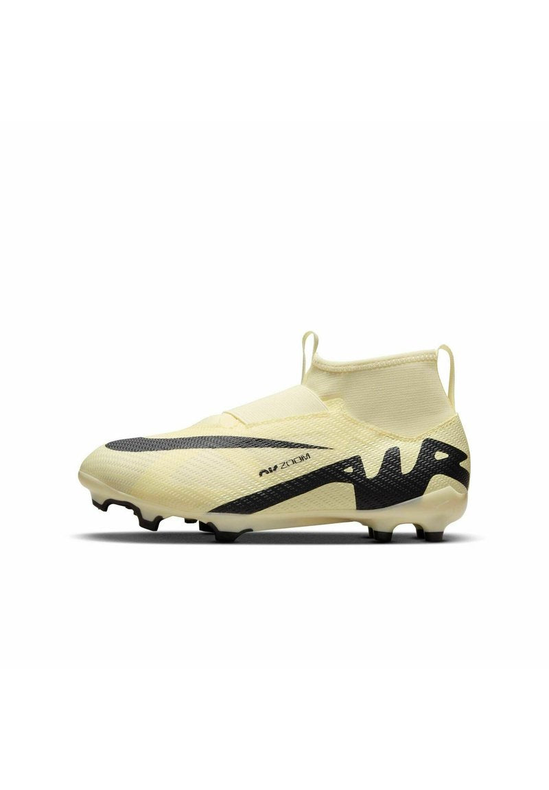 Gelbe Fußballschuhe mit einem hohen Schnitt, strukturiertem Obermaterial, schwarzen Akzenten und einer schlanken Silhouette mit geformten Stollen für besseren Halt.