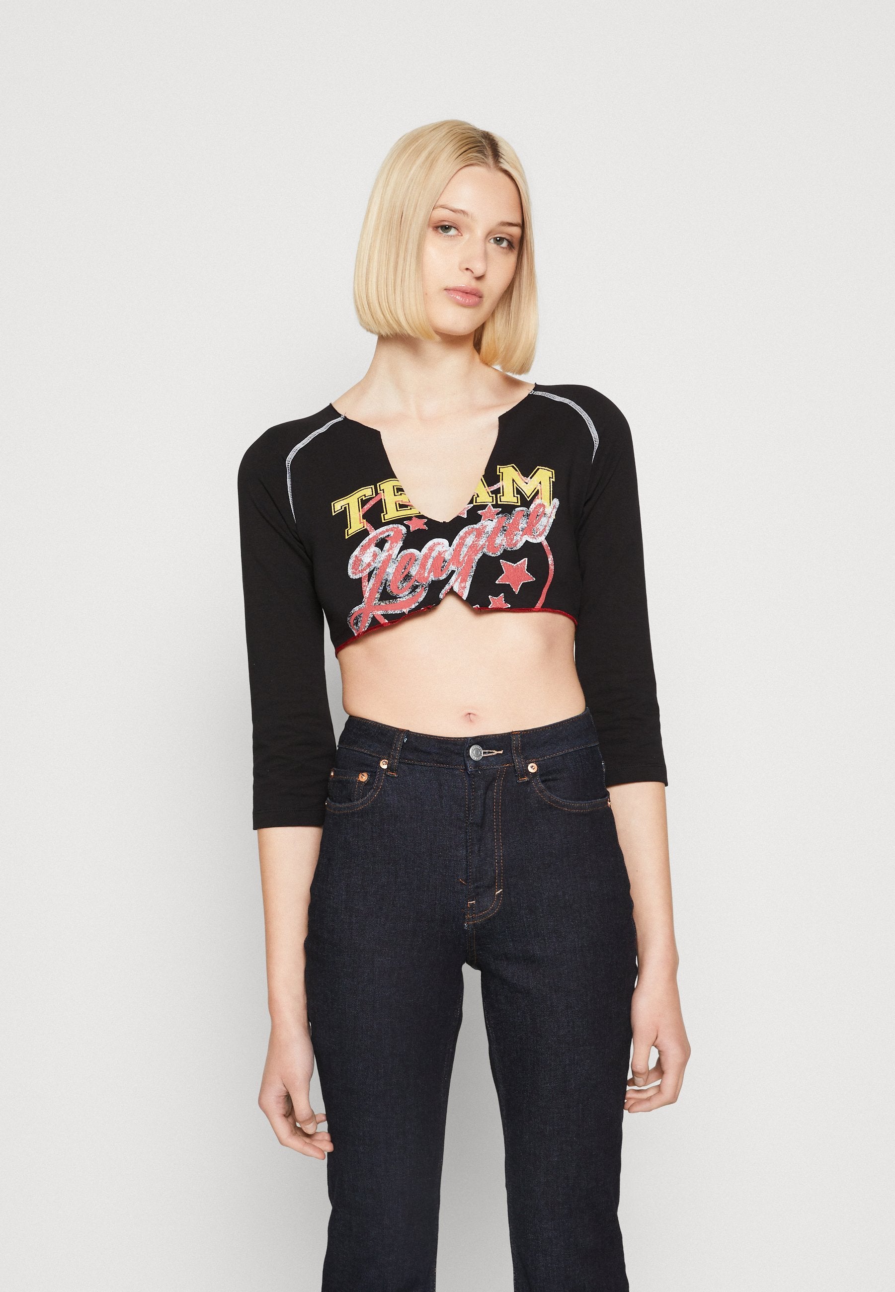 Jaded London CROPPED RAGLAN WITH CONTRAST STITCH & PLACEMENT SCREEN PRINT