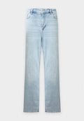 Hellblaue Jeans mit hoher Taille, geradem Bein, Fronttaschen, Gürtelschlaufen, Knopfverschluss und Reißverschluss auf einfarbigem Hintergrund.