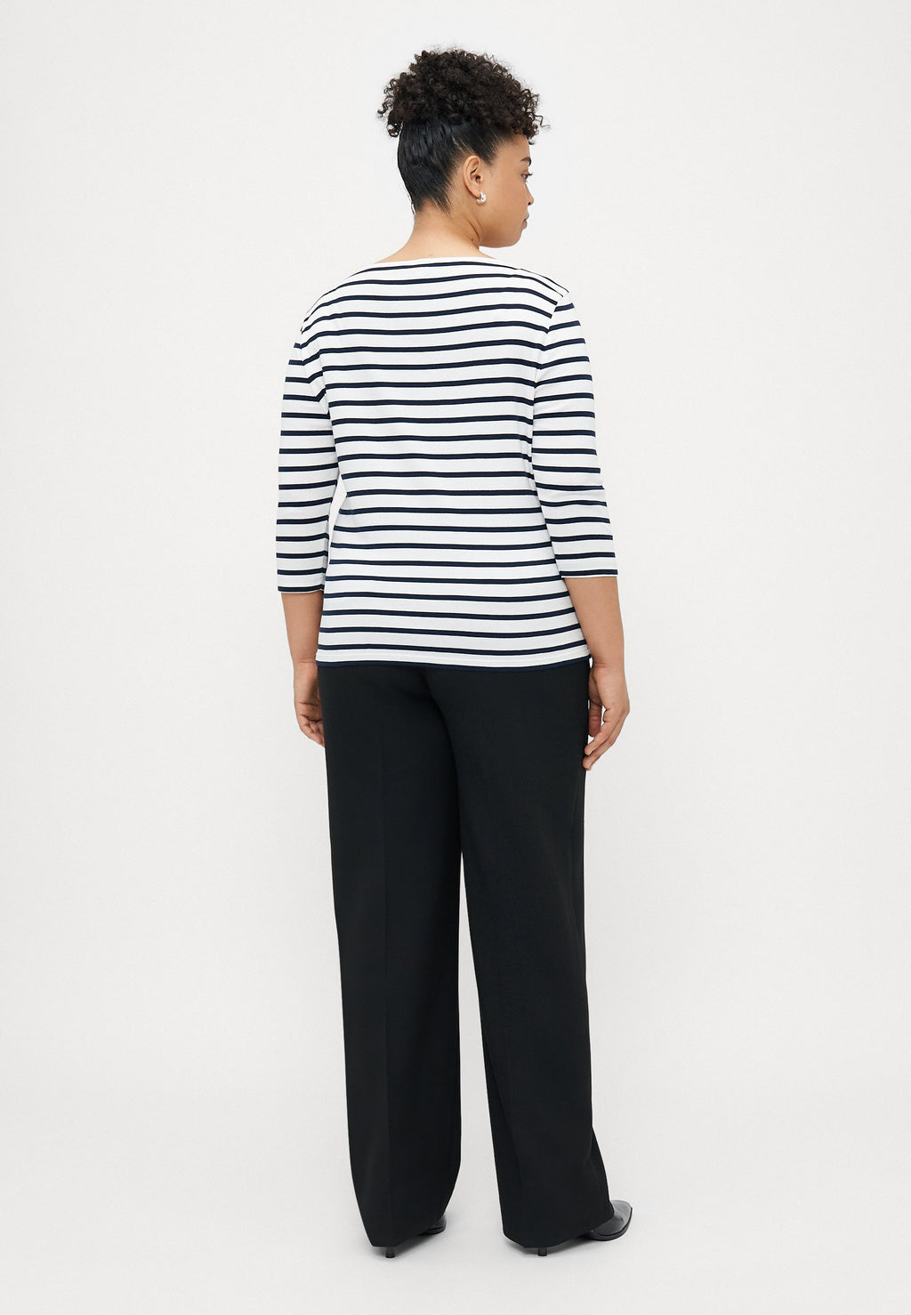 CURVE BOAT NECK THREE-QUARTER SLEEVE T-SHIRT Media 4