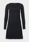 Schwarzes, langärmeliges Kleid mit quadratischem Ausschnitt, figurbetontem Oberteil, gerafften Seiten und weitem Saum. Hergestellt aus einem weichen, elastischen Stoff.