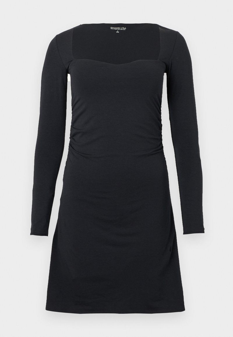 Schwarzes, langärmeliges Kleid mit quadratischem Ausschnitt, figurbetontem Oberteil, gerafften Seiten und weitem Saum. Hergestellt aus einem weichen, elastischen Stoff.