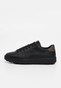 Schwarze Sneaker mit strukturiertem Leder-Obermaterial, runder Zehenpartie, Schnürverschluss und kontrastierendem, gemustertem Fersenakzent. Gummisohle für Grip.