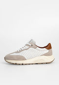 Sneaker aus hellgrauem und weißem Wildleder mit perforierten Details. Braunes Lederakzent an der Ferse. Dicke, strukturierte cremefarbene Sohle.