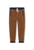 Braune Fleece-Jogginghosen mit weichem Material, marineblauem Bund und Fußbündchen, weißen Kordeln und zwei Seitentaschen. Markenlogo nahe dem Bund.
