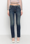 Schmale Jeans aus dunkelblauem Denim mit klassischem Five-Pocket-Design, leicht verblasster Textur und dezenten Nähakzenten. Stretch-Fit.