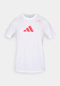 Weißes Baumwoll-T-Shirt mit einem roten Adidas-Logo in Dreiecksform und Text auf der oberen linken Seite. Kurze Ärmel, Rundhalsausschnitt.