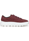 Burgunderfarbene Wildledersneaker mit einer weißen Gummisohle. Verfügt über abgerundete Kanten, strukturierte Schnürsenkel und ein niedriges Profil-Design.