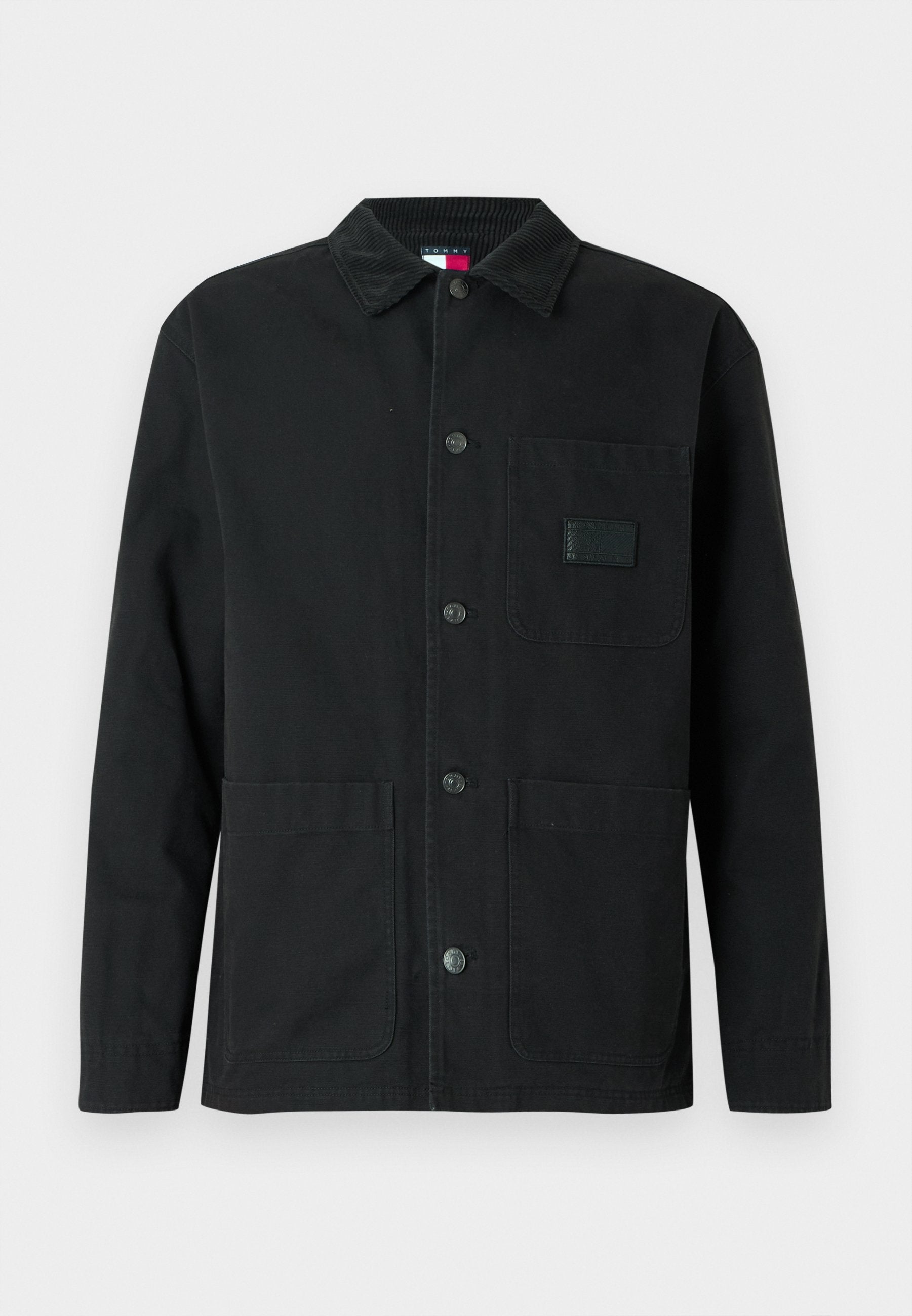 Schwarze Jacke aus Baumwolle mit Cordkragen, Fronttaschen und Knopfverschluss. Enthält ein quadratisches Etikett auf der Brusttasche.