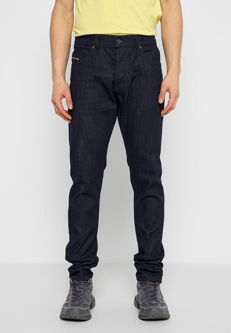Dunkelblaue Jeans aus Denim im Slim-Fit-Stil, mit einem Knopfverschluss, fünf Taschen und einem kleinen Logotag auf der Vorderseite.