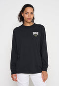 Schwarzes Langarm-T-Shirt aus weichem Stoff, mit einem weißen "nike"-Logo über einem Basketball-Design auf der linken Brust.