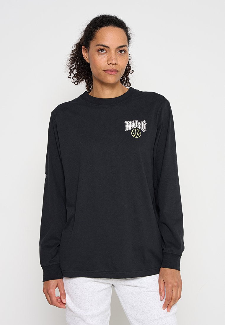 Schwarzes Langarm-T-Shirt aus weichem Stoff, mit einem weißen "nike"-Logo über einem Basketball-Design auf der linken Brust.