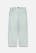 Hellblaue Denim-Jeans mit einem lockeren, weiten Schnitt. Zu den Eigenschaften gehören zwei frontale Taschen, ein Knopfverschluss und minimalistische Details.