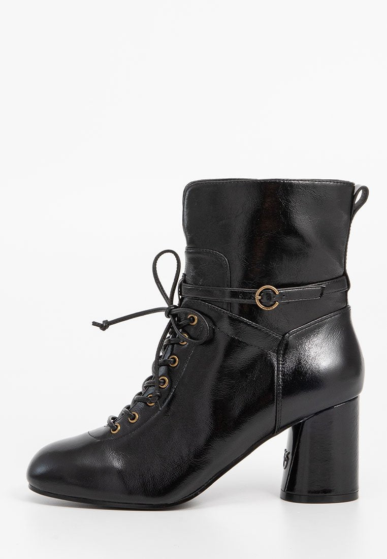 Schwarze Leder-Ankelboots mit glänzender Oberfläche, vorn zum Schnüren, mit goldenen Ösen und zylindrischem hohen Absatz.