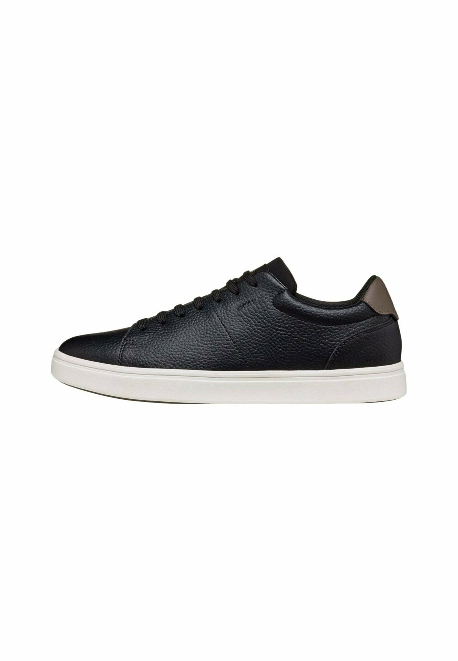 Schwarze Leder-Sneaker mit strukturiertem Finish, runder Zehenpartie, Schnürsystem mit sechs Ösen und weißer Gummisohle. Mit einem braunen Akzent an der Ferse.