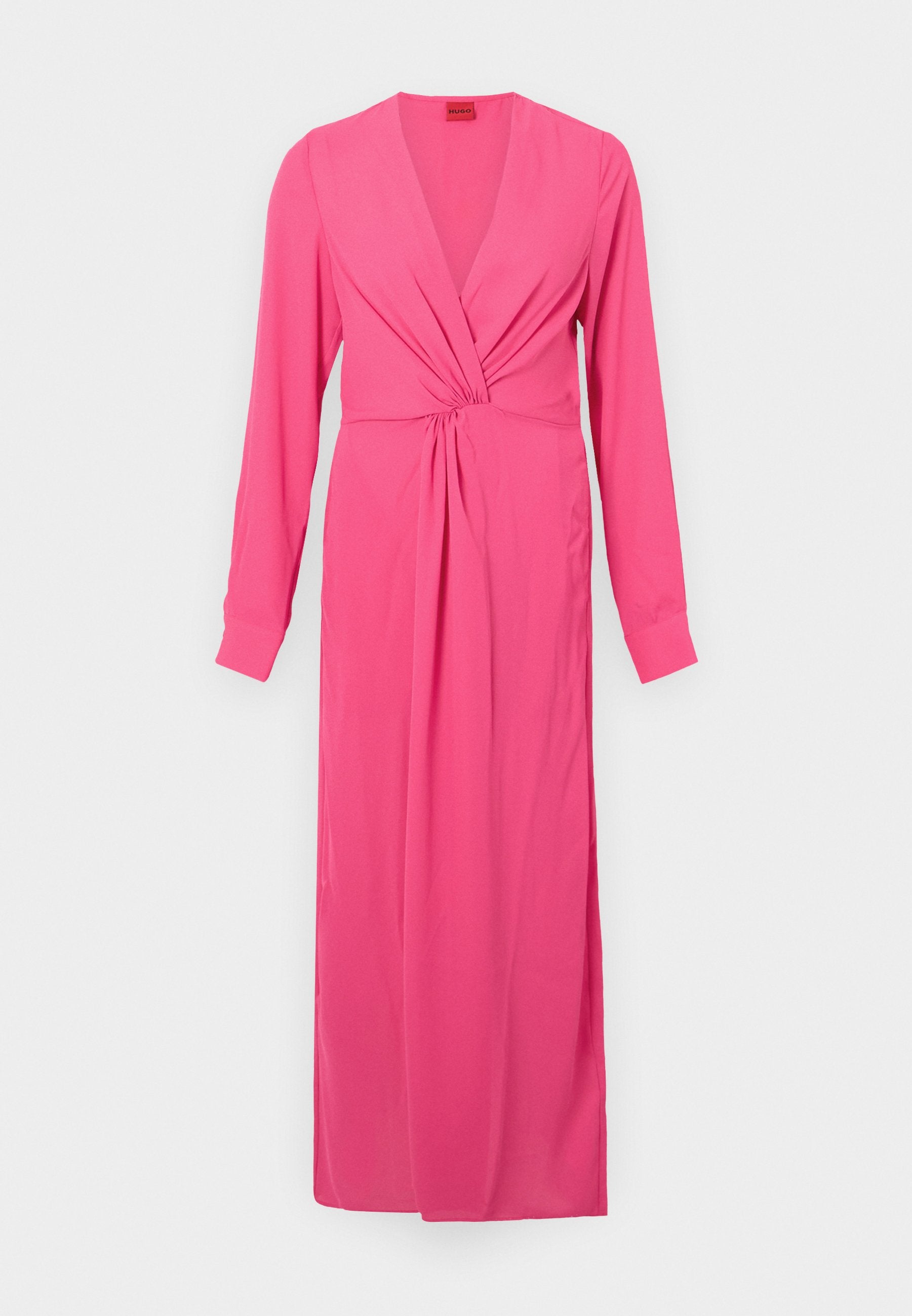 Rosa langärmliges Kleid mit tiefem V-Ausschnitt, gerafften Drehdetails an der Taille und einer bodenlangen, schmalen Silhouette. Glatte Stofftextur.