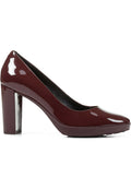 Burgunderfarbene Lackleder-High-Heel-Pumpe mit runder Zehenpartie und einem stabilen Absatz mit chromfarbenem Akzent. Glatte Textur und minimalistisches Design.