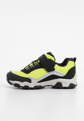 Schwarzer und neon-gelber Sportschuh mit einer strukturierten Oberseite, Klettverschluss und kontrastierenden grauen Akzenten. Verfügt über eine robuste, gemusterte Sohle.