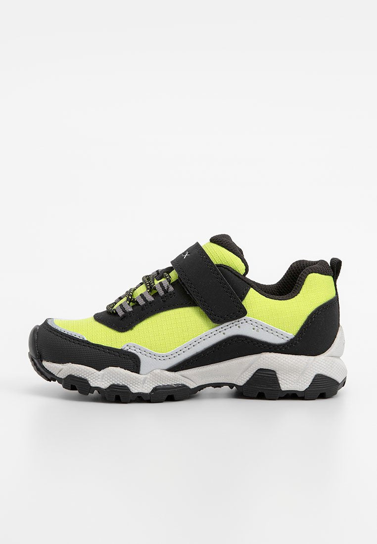 Schwarzer und neon-gelber Sportschuh mit einer strukturierten Oberseite, Klettverschluss und kontrastierenden grauen Akzenten. Verfügt über eine robuste, gemusterte Sohle.