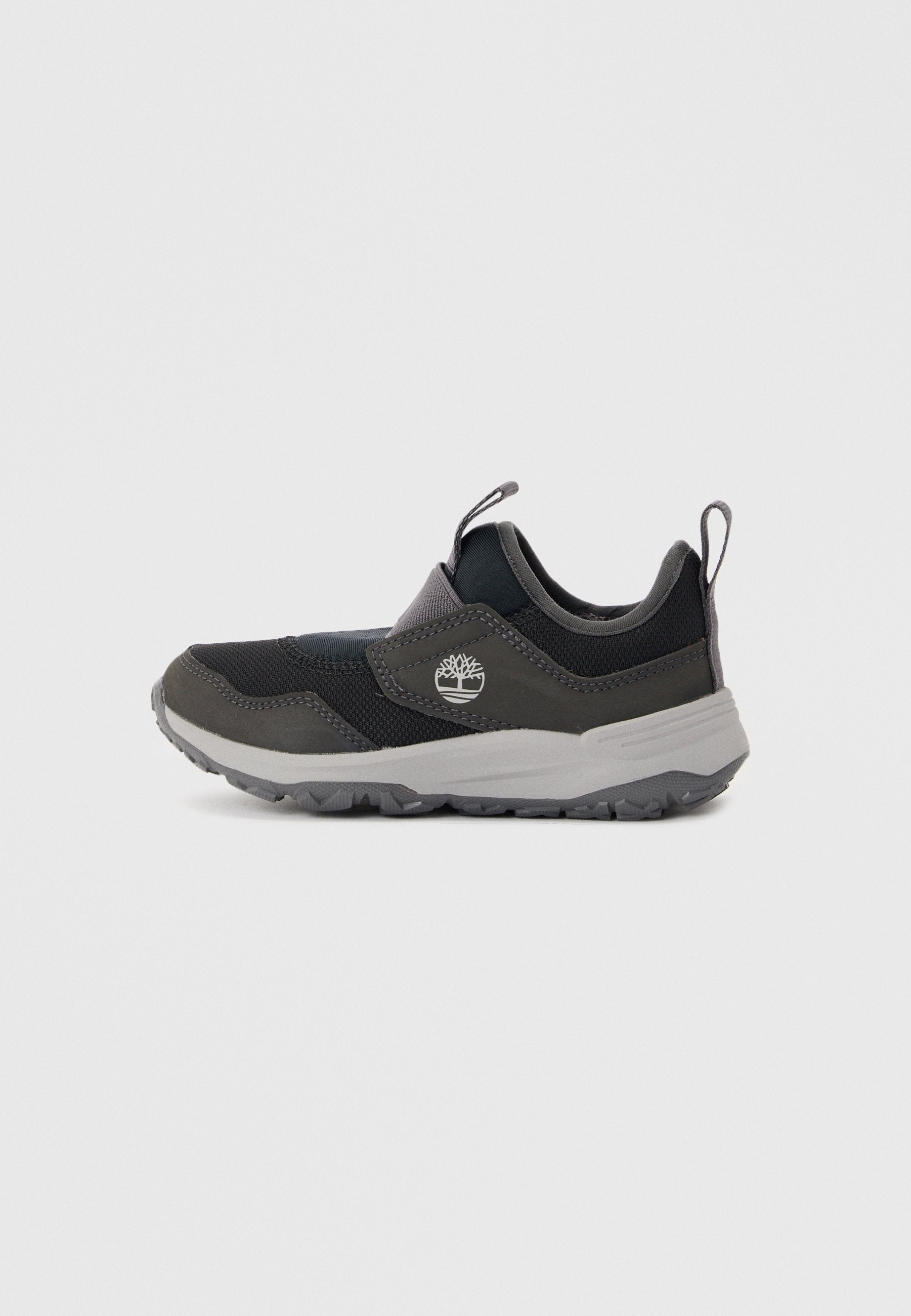 Schwarz-grauer Slip-On-Sneaker mit Zuglaschen, strukturierter Sohle und weißem Baumlogo an der Seite, von außen auf einfarbigem Hintergrund gezeigt.