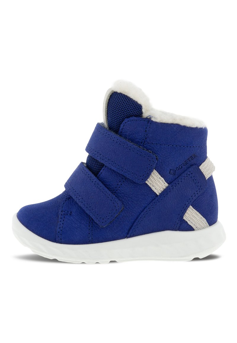 Blaue Lederstiefelette mit weißem Futter aus Fell, ausgestattet mit zwei Klettverschlüssen, strukturierten Oberflächen und einer weißen Gummisohle.