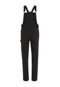 Schwarze Denim-Overalls mit verstellbaren Trägern, Fronttaschen und einer seitlichen Utility-Tasche. Der Stoff hat eine glatte, robuste Textur.