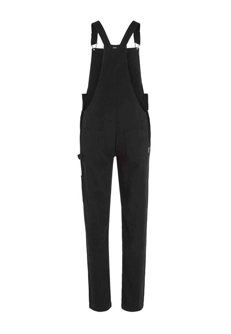 Schwarze Denim-Overalls mit verstellbaren Trägern, Fronttaschen und einer seitlichen Utility-Tasche. Der Stoff hat eine glatte, robuste Textur.