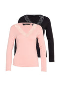Zwei Langarmoberteile: eines in Rosa mit einem V-Ausschnitt und Spitzenbesatz, und eines in Schwarz mit passenden Spitzenakzenten. Beide sind aus weichem Stoff gefertigt.