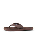 Brauner Flip-Flop-Sandale mit breitem, gewebtem Stoffriemen und flacher Sohle, freigestellt auf weißem Hintergrund.