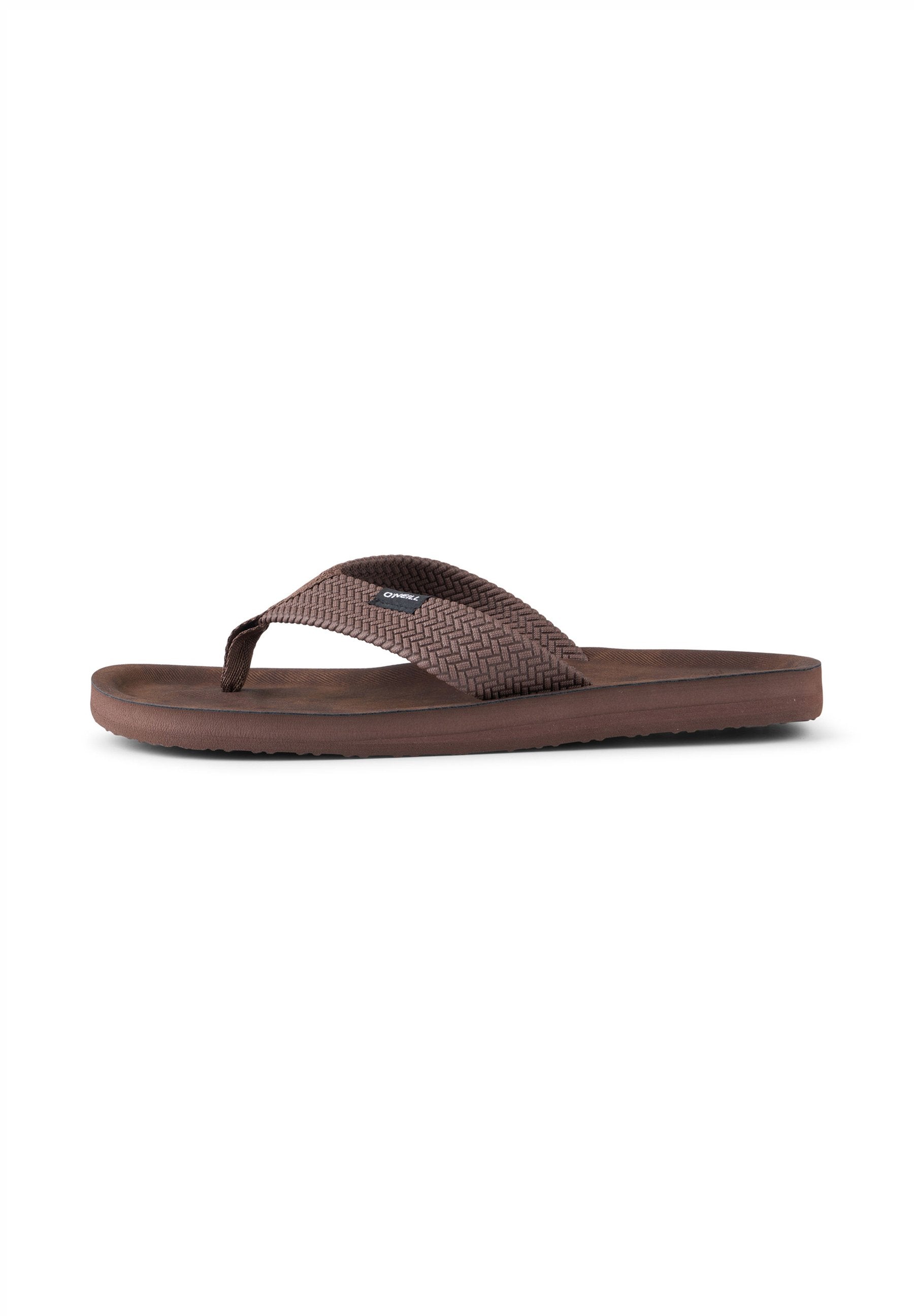 Brauner Flip-Flop-Sandale mit breitem, gewebtem Stoffriemen und flacher Sohle, freigestellt auf weißem Hintergrund.