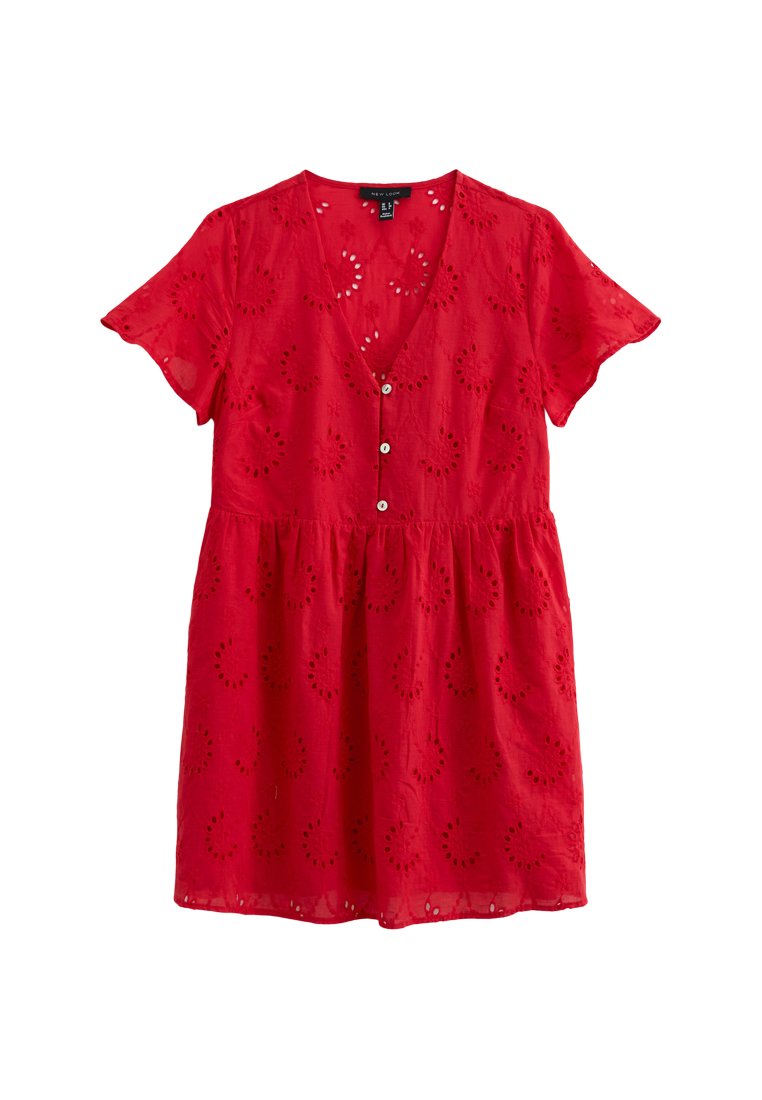 Rotes kurzärmliges Kleid mit V-Ausschnitt, Knopfverschluss und dekorativem Lochmuster. Fließender, strukturierter Stoff mit geraffter Taille.