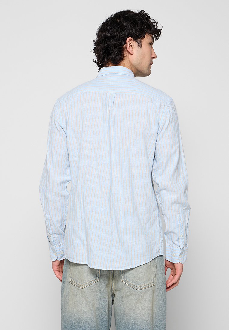 REGULAR FIT Media 2