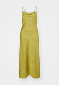 Satin-gelbes Spaghetti-Träger-Kleid mit geprägtem Blumenmuster, bodenlang, glatte Textur und A-Linie-Silhouette.
