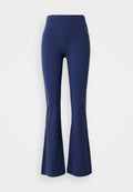 Navyblaue Schlagleggings mit hoher Taille, aus dehnbarem Stoff gefertigt, mit glatter Textur und subtiler Logounterstreichung am Bund.