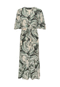 Langes Wickelkleid aus leichtem Stoff mit grün-weißer Marmorwirbelmusterung, kurzen Ärmeln und gebundenem Taillengürtel.