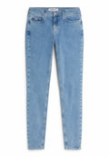 Helle blaue Denim-Jeans im Slim Fit mit fünf Taschen und dezentem Verblassen. Mit einem Tommy Jeans Logo-Patch am hinteren Bund.